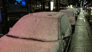 18.01.2019, Berlin: Mit einer leichten Schneeschicht bedeckt parken Autos auf der Kantstraße. Für knapp eine Stunde kehrte der Winter mit leichtem Schneefall in die Hauptstadt ein. Foto: Paul Zinken/dpa +++ dpa-Bildfunk +++
