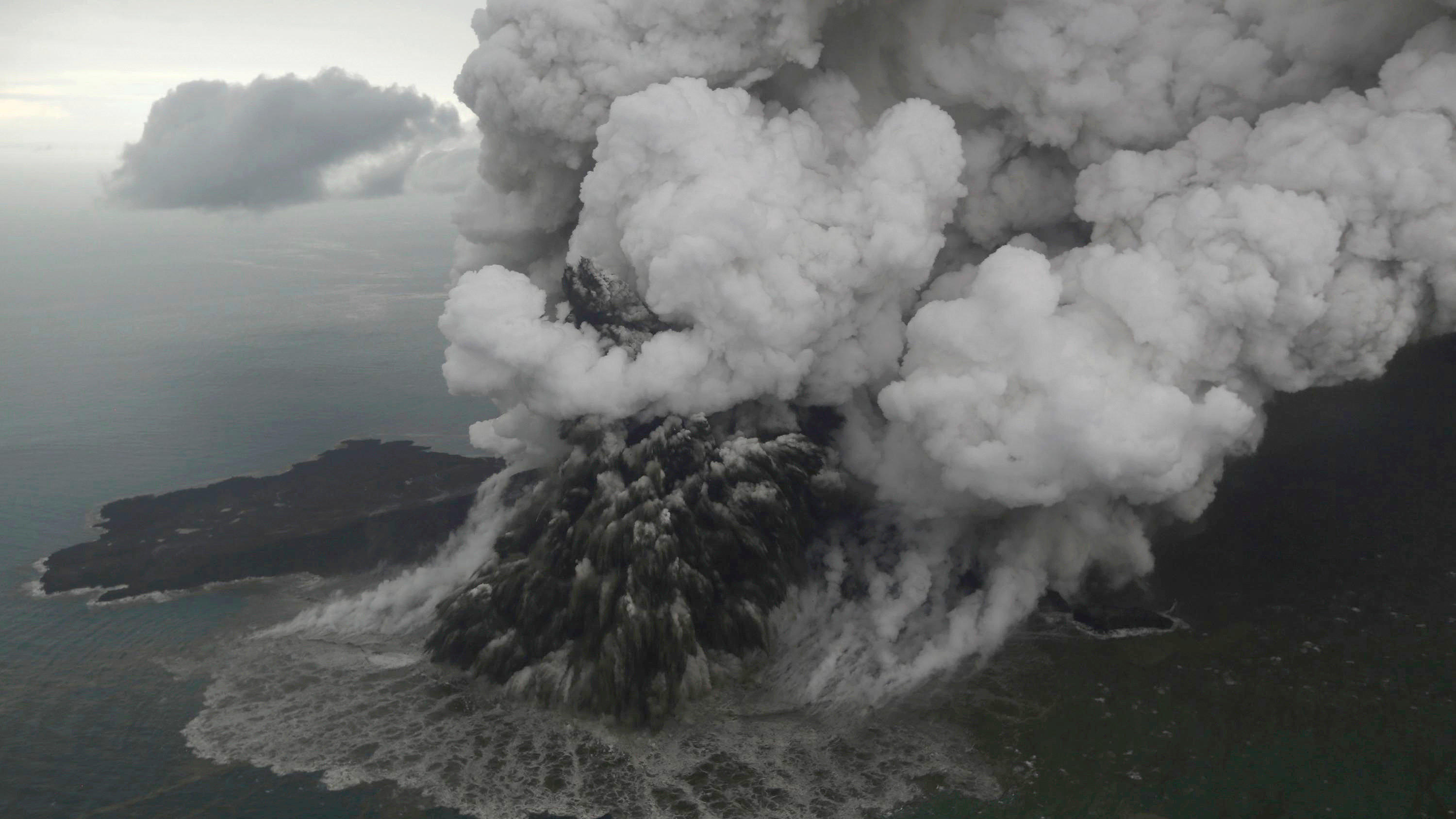 Diese Luftaufnahme zeigt vulkanisches Material, das aus dem Krater des Vulkans Anak Krakatau in der Sunda-Meerenge ausbricht
