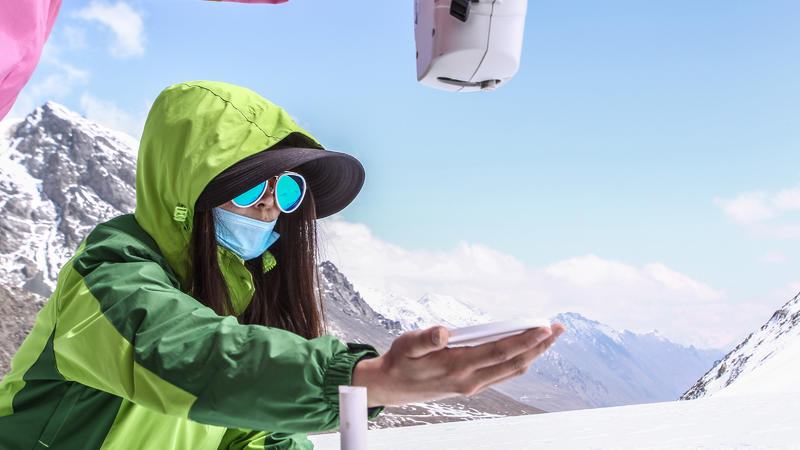 Albedo-Messung eines Gletschers im Tian Shan-Gebirge
