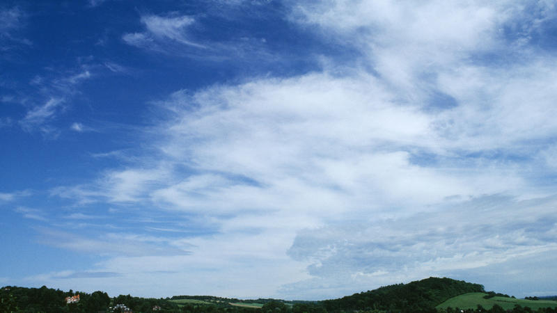 Wetter-Lexikon: Sowohl die Altocumulus als auch die Altostratus und die Nimbostratus sind mittelhohe Wolken.