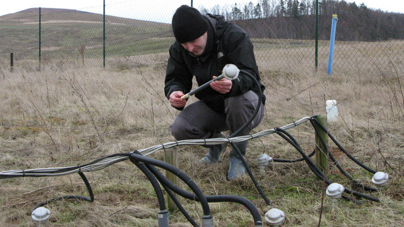 Der Geologe Martin Lonschinski von der Universität Jena beim Prüfen eines Tensiometers zur Messung der Bodenfeuchte. 
