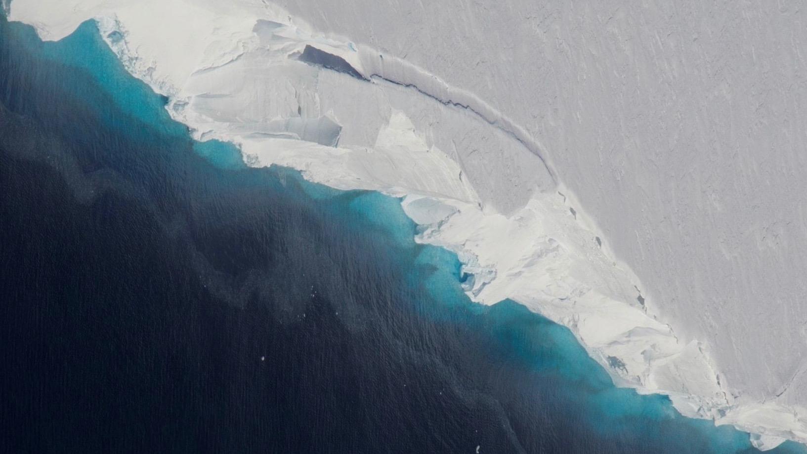 13.12.2018, ---, Westantarktis: Der Thwaites-Gletscher, undatierte Aufnahme, die aus der Luft gemacht wurde. n Rekordgeschwindigkeit wächst unter dem Gletscher in der Antarktis ein riesiger Hohlraum. Er sei zehn Kilometer lang und vier Kilometer brei
