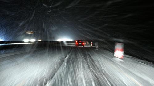 Eingeschränkt ist die Sicht eines Autofahrers bei starkem Schneefall, aufgenommen in der Nacht zum Freitag (23.03.2007) in Leipzig. In Teilen Deutschlands haben starke Schneefälle in der Nacht zu einem Verkehrschaos geführt. Foto: Arno Burgi dpa/lsn (zu dpa 0103 vom 23.03.2007) +++(c) dpa - Bildfunk+++