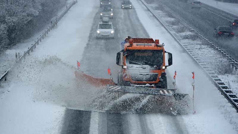 Winterdienst: Ein Schneeräum-Fahrzeug befreit eine Straße von Eis und Schnee.