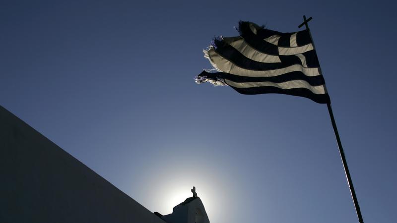 Griechische Flagge weht im Wind 