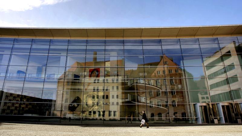 Hausfassaden spiegeln sich bei Sonnenschein am Freitag (17.02.2006) in der Glas-Front des Neuen Museums in Nürnberg. Laut Vorhersage der Meteorologen zeigt sich am Wochenende die Sonne in Bayern bei wechselhaftem Wetter hin und wieder. Foto: Daniel K