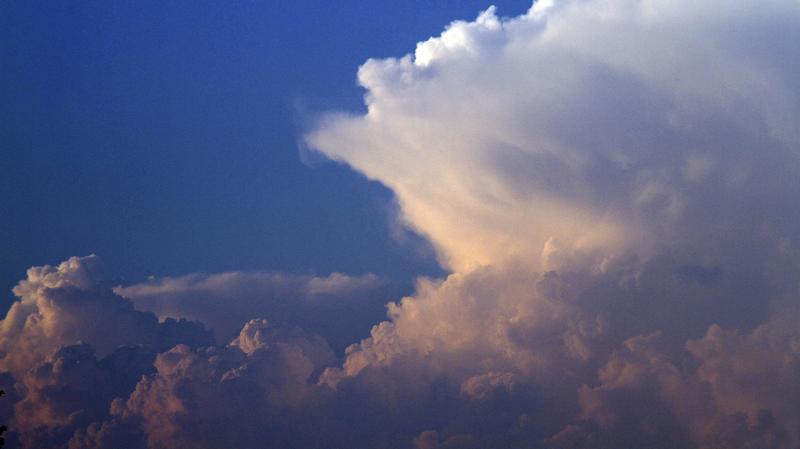Gewitterwolke (Cumulonimbus) mit Incus (Ambos, lnks), Deutschland | cumulonimbus clouds with incus, Germany | Verwendung weltweit