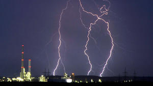 In der Nacht zu Freitag (21.08.2009) gehen bei heftigen Gewittern in Recklinghausen Blitze nieder. Heftige Hitzegewitter beenden in Nordrhein-Westfalen vorerst die hochsommerliche Wetterlage. Foto: Guido Bludau dpa/lnw +++(c) dpa - Bildfunk+++