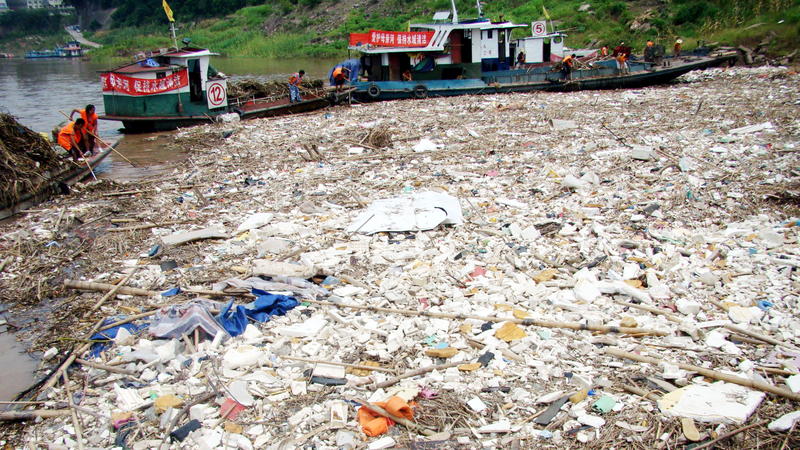 Chinese workers clean up trash floating on the Yangtze River in the Three Gorges reservoir in Yunyang county, Chongqing, China, 25 July 2010. An alarm over massive environmental damage along the Yangtze River and its Three Gorges reservoir has been r