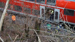 Nach Sturm: Umgestürzter Baumstamm entgleist Schwarzwaldbahn - Anwohner im O-Ton: Die Bahn hat hier Verpflichtungen aber die machen ja nichts oder nur wenig und haben hier nicht alles aufgeräumt Wie die Bundespolizei auf Twitter um 7.30 Uhr am Dienstagmorgen bekannt gab, blockiert bei Gutach ein umgestürzter zwei Meter langer Baumstamm die Schwarzwaldbahn was Verzögerungen im Bahnverkehr zu Folge hat. Die Bahnstrecke ist einseitig gesperrt. Der Regionalzug Konstanz-Karlsruhe ist entgleist. Ein Baumstamm liegt unter einem Rad auf den Gleisen. Ein Hang mit gefährdeten Bäumen in unmittelbarer Nähe. Der Zug war mit 50 Personen auf dem Weg von Hausach in Richtung Hornberg. Ein Notfallmanager der Bahn, THW und Bundespolizei sind vor Ort. Alle Menschen im Zug müssen den Zug verlassen und sind mit einem Ersatzbus von der Unfallstelle