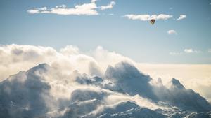Austria, Salzkammergut, Hot air balloon over Dachstein massif PUBLICATIONxINxGERxSUIxAUTxHUNxONLY STCF00415  