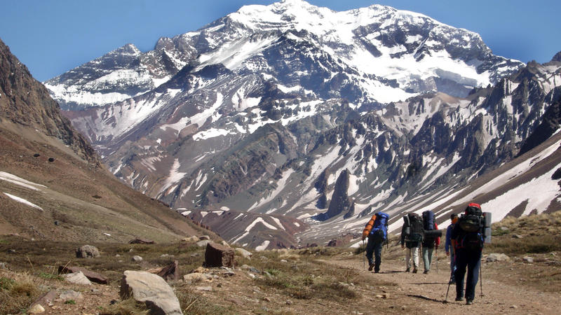 Eine Gruppe von Bergsteigern mit Rucksäcken marschiert im November 2006 durch die argentinischen Anden auf den Cerro Aconcagua zu. 