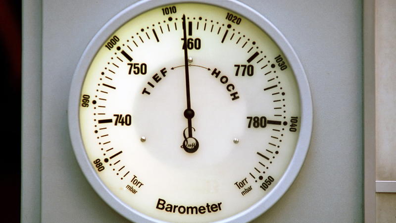 Barometer. Rundinstrument. Köln, Nordrhein-Westfalen, Deutschland, 23.03.2005 | Verwendung weltweit