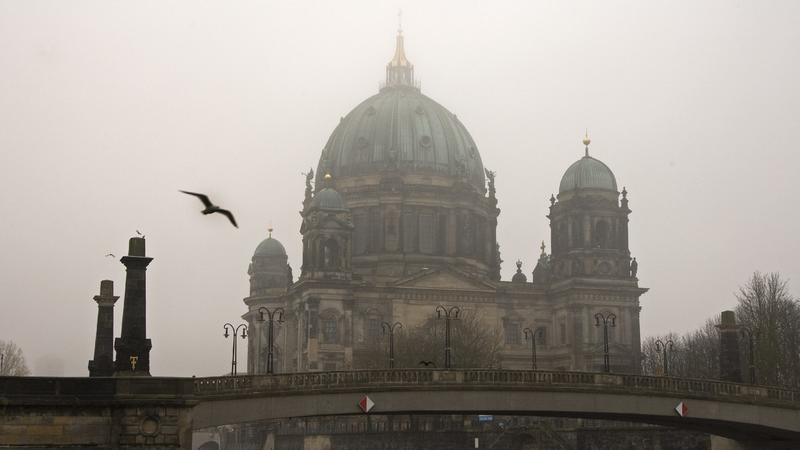 Herbstlicher Nebel umhüllt am Montag (03.11.2008) den Dom in Berlin. Laut Wettervorhersage ist es am Montag in Berlin und Brandenburg überwiegend hochnebelartig bewölkt, ab und zu fällt ein wenig Nieselregen bei Temperaturen um 9 bis 13 Grad, teilte 