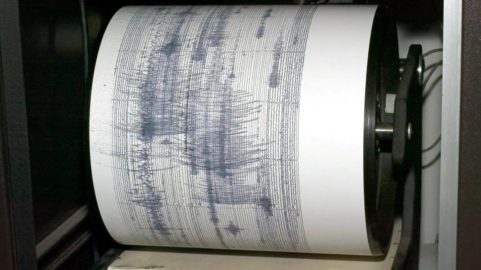 Ein Seismograph zeichnet am 23.12.2003 im USGS Center (US Geological Survey) in Caltech im US-Bundesstaat Kalifornien die Erdstöße während des San Simeon Erdbebens auf. Das Erdbeben der Stärke 6,5 auf der Richterskala ereignete sich nahe der Ortschaf
