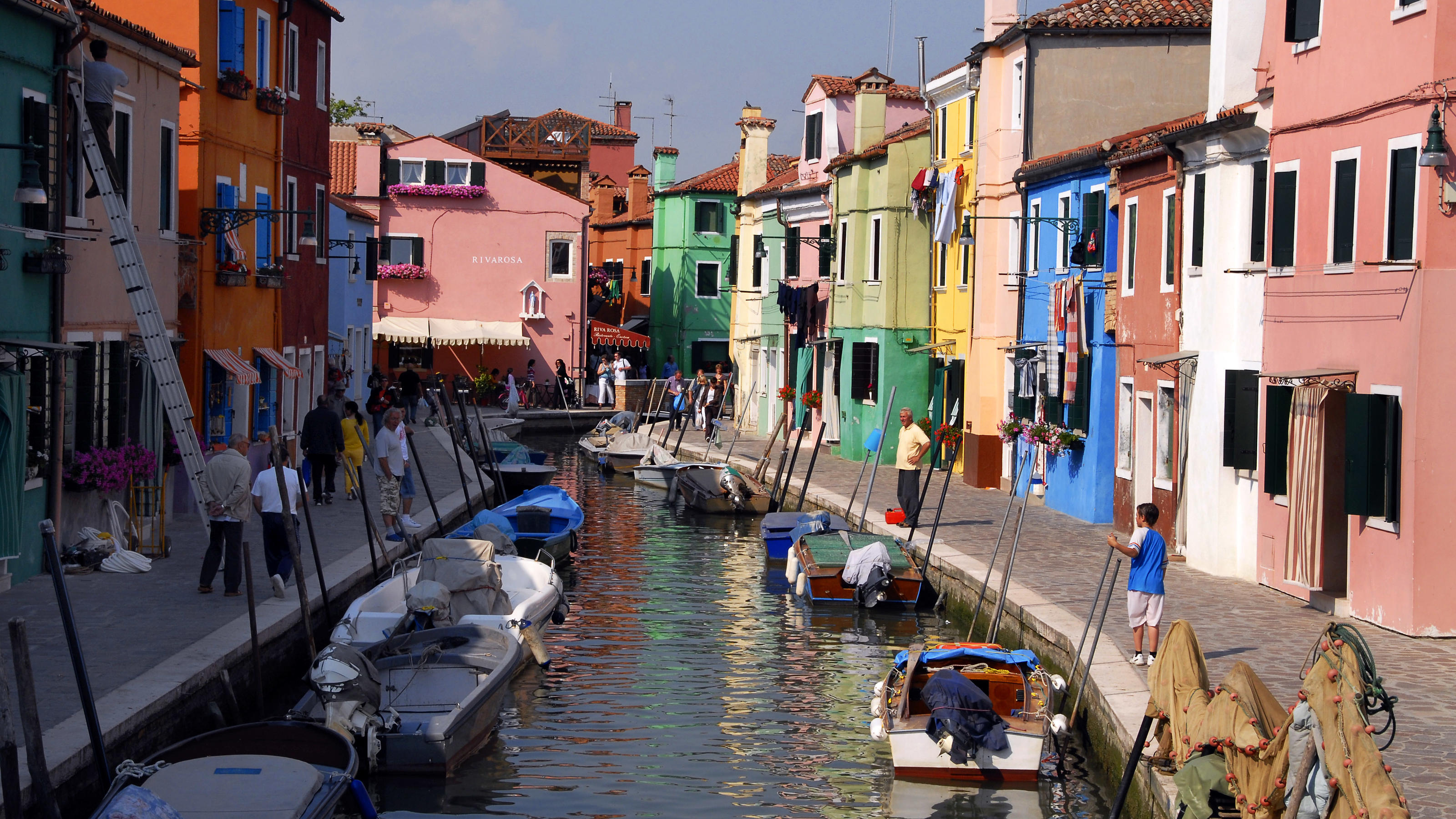Bunte  pittoreske Häuser, wie hier an der Fondamenta die Cao Moleca (r), schmücken die kleinen Kanäle auf der Insel Burano unweit von Venedig, aufgenommen am 17.05.2007. Einst war das Fischerdorf Burano in ganz Europa berühmt für seine Spitze. Foto: 