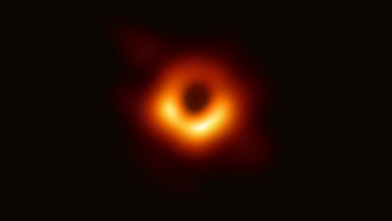 HANDOUT - 10.04.2019, ---, Weltraum: Dieses Bild ist der erste direkte visuelle Nachweis eines Schwarzen Lochs (undatiertes Handout, das am 10.04.2019 freigegeben wurde). Das Schwarze Loch befindet sich im Zentrum der riesigen Galaxie Messier 87. Um 