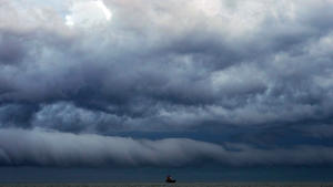 25.04.2019, Großbritannien, Whitley Bay: Wolken türmen sich vor der Küste von Whitley Bay. Am Wochenende soll Sturmtief Hannah auf die Insel treffen und starke Winde und Regen bringen. Foto: Owen Humphreys/PA Wire/dpa +++ dpa-Bildfunk +++