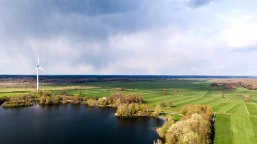 12.04.2019, Niedersachsen, Oldenburg: Felder am Kleinen Bornhorster See (Luftaufnahme mit einer Drohne). Im Hintergrund zieht eine Regenwolke auf. Foto: Hauke-Christian Dittrich/dpa +++ dpa-Bildfunk +++