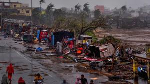 03.05.2019, Indien, Puri: Menschen gehen an zerstörten Ständen vorbei. Der stärkste Zyklon seit vielen Jahren ist auf Indiens Ostküste getroffen. Der tropische Wirbelsturm «Fani» erreichte am Freitagmorgen (Ortszeit) mit Windgeschwindigkeiten von bis zu 205 Stundenkilometern das Festland in der Nähe der Stadt Puri. Foto: sarangadhara bishoi/PTI/dpa +++ dpa-Bildfunk +++