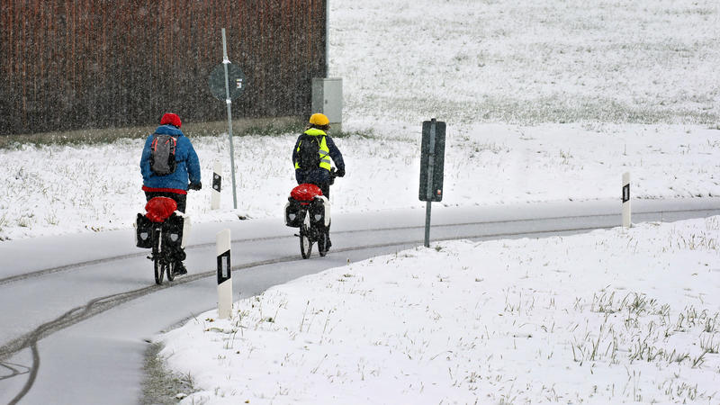 05.05.2019, Bayern, Oy-Mittelberg: Fahrradfahrer aus Berlin radeln durch die winterliche Landschaft und hiterlassen Reifenpuren auf der Schneedecke. Foto: Karl-Josef Hildenbrand/dpa +++ dpa-Bildfunk +++