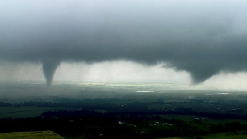 Dieses Videostandbild zeigt zwei Trichterwolken. Tornados brauchen Bodenkontakt.