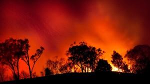 Flames from a burning house are seen during bushfires in Rockhampton, 17 October 2009, near where one house was burnt to the ground. Blazes had been threatening homes and property near Mt Archer National Park, on the outskirts of Rockhampton. EPA/JOHN CASEY AUSTRALIA AND NEW ZEALAND OUT +++(c) dpa - Bildfunk+++