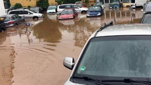 21.05.2019, Hessen, Kassel: Überschwemmt ist das Gelände eines Autohändlers im Stadtteil Betthausen. Tief «Axel» hat auch in Hessen am Dienstagmorgen für starke Regenfälle gesorgt. Foto: Göran Gehlen/dpa +++ dpa-Bildfunk +++