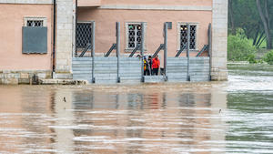 22.05.2019, Bayern, Weltenburg: Das Kloster Weltenburg steht im Hochwasser der Donau. Foto: Armin Weigel/dpa +++ dpa-Bildfunk +++