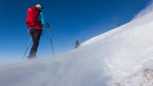 Skitour, Skitourengeherin im Aufstieg, Sturm an einer Wechte, Krinnenspitze, Tannheimer Berge, Österreich, Europa | Verwendung weltweit, Keine Weitergabe an Wiederverkäufer.