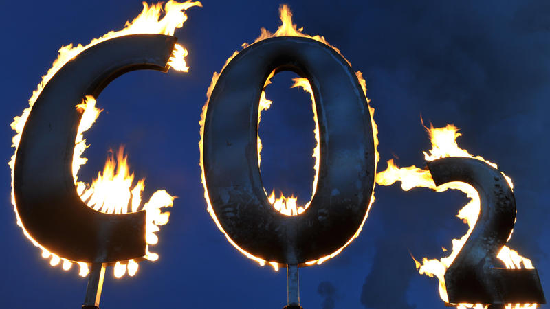 ARCHIV - 17.11.2008, Hessen, Hanau: Der mit Gas gespeiste Schriftzug «CO2» brennt nahe dem Kohlekraftwerk Staudinger während einer Aktion der Umweltschutzorganisation Greenpeace. Das Bundeskabinett verabschiedet in seiner Sitzung am Mittwoch (22.05.)