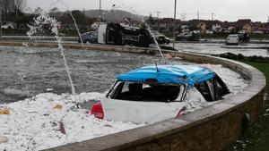 31.05.2019, Chile, Talcahuano: Ein beschädigtes Auto steht in einem Brunnen, nachdem es von einer Wasserhose (einem Tornado über größere Wasserflächen) versetzt wurde. Unbestätigten Angaben zufolge wurde mindestens eine Person getötet und acht weitere verletzt. Foto: ---/Agencia Uno/dpa +++ dpa-Bildfunk +++