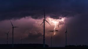 Ein Gewitter zeichnet sich hinter Windraedern ab in Duben, 12.06.2019. Duben Deutschland *** A thunderstorm is looming behind windmills in Duben, 12 06 2019 Duben Germany PUBLICATIONxINxGERxSUIxAUTxONLY Copyright: xFlorianxGaertner/photothek.netx  