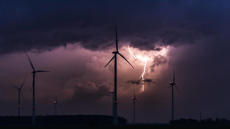 Ein Gewitter zeichnet sich hinter Windraedern ab in Duben, 12.06.2019. Duben Deutschland *** A thunderstorm is looming behind windmills in Duben, 12 06 2019 Duben Germany PUBLICATIONxINxGERxSUIxAUTxONLY Copyright: xFlorianxGaertner/photothek.netx