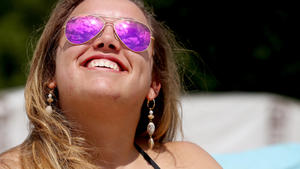 31.05.2019, Nordrhein-Westfalen, Essen: In der Sonnenbrille von Jana spiegelt sich im Baldeneysee-Freibad Seaside Beach der sommerliche Himmel. Am Wochenende soll es in Nordrhein-Westfalen bis zu 31 Grad warm werden. Foto: Roland Weihrauch/dpa +++ dpa-Bildfunk +++