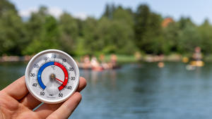 26.06.2019, Österreich, Lans: Ein Thermometer zeigt Temperaturen von 38 Grad am Lansersee in Tirol an. Foto: Jakob Gruber/APA/dpa +++ dpa-Bildfunk +++