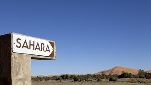 Morocco, Taouz, Merzouga, Erg Chebbi, signpost to Sahara desert PUBLICATIONxINxGERxSUIxAUTxHUNxONLY PSTF00406  
