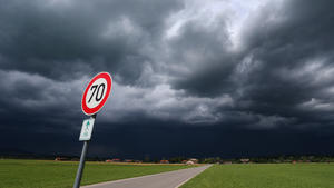 07.07.2019, Bayern, Schwangau: Eine dunkle Wolkenfront zieht hinter einem noch in der Sonne liegenden Feldweg auf. Foto: Karl-Josef Hildenbrand/dpa +++ dpa-Bildfunk +++