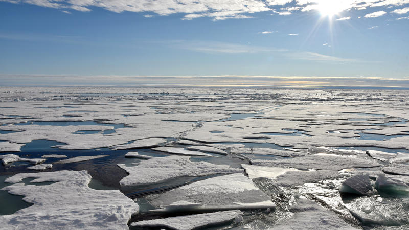 ARCHIV - 16.08.2015, ---, Nordpol: Auf dem Arktischen Ozean am Nordpol schwimmen mehrere Eisplatten. Der Meeresspiegel steigt generell mit dem Klimawandel - doch regional mit extremen Unterschieden. Der durchschnittliche Anstieg in der Arktis lag bei