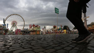 dpatopbilder - 20.07.2019, Nordrhein-Westfalen, Düsseldorf: Dunkel Gewitterwolken hängen über der geräumten Rheinkirmes. Nach einer Unwetter und Gewitterwarnung war die Kirmes geräumt worden. Foto: David Young/dpa +++ dpa-Bildfunk +++