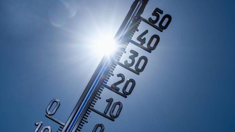 Feature Sommer / Thermometer 26.06.2019, Selters im Taunus: Sommerimpressionen, Feature, Symbolfoto, Symbolbild, Illustrationsfoto, Illustrationsbild. Blauer Himmel, Thermometer, 35grad, 36grad, Hitze, Hitzerekord, heiß, warm, Sommer. Sonne, Sonnenst