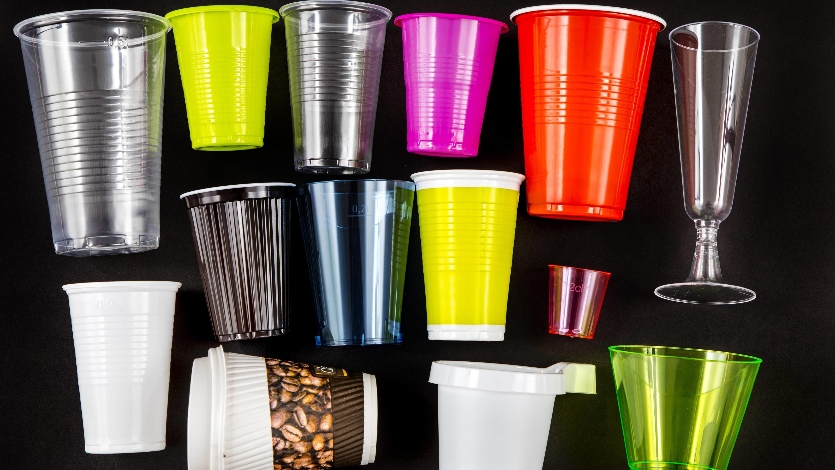 Plastikbecher, viele verschiedene Arten, Formen, Farben, Einwegbecher, Plastikmüll, *** Plastic cups many different types of shapes colors disposable cups plastic trash  