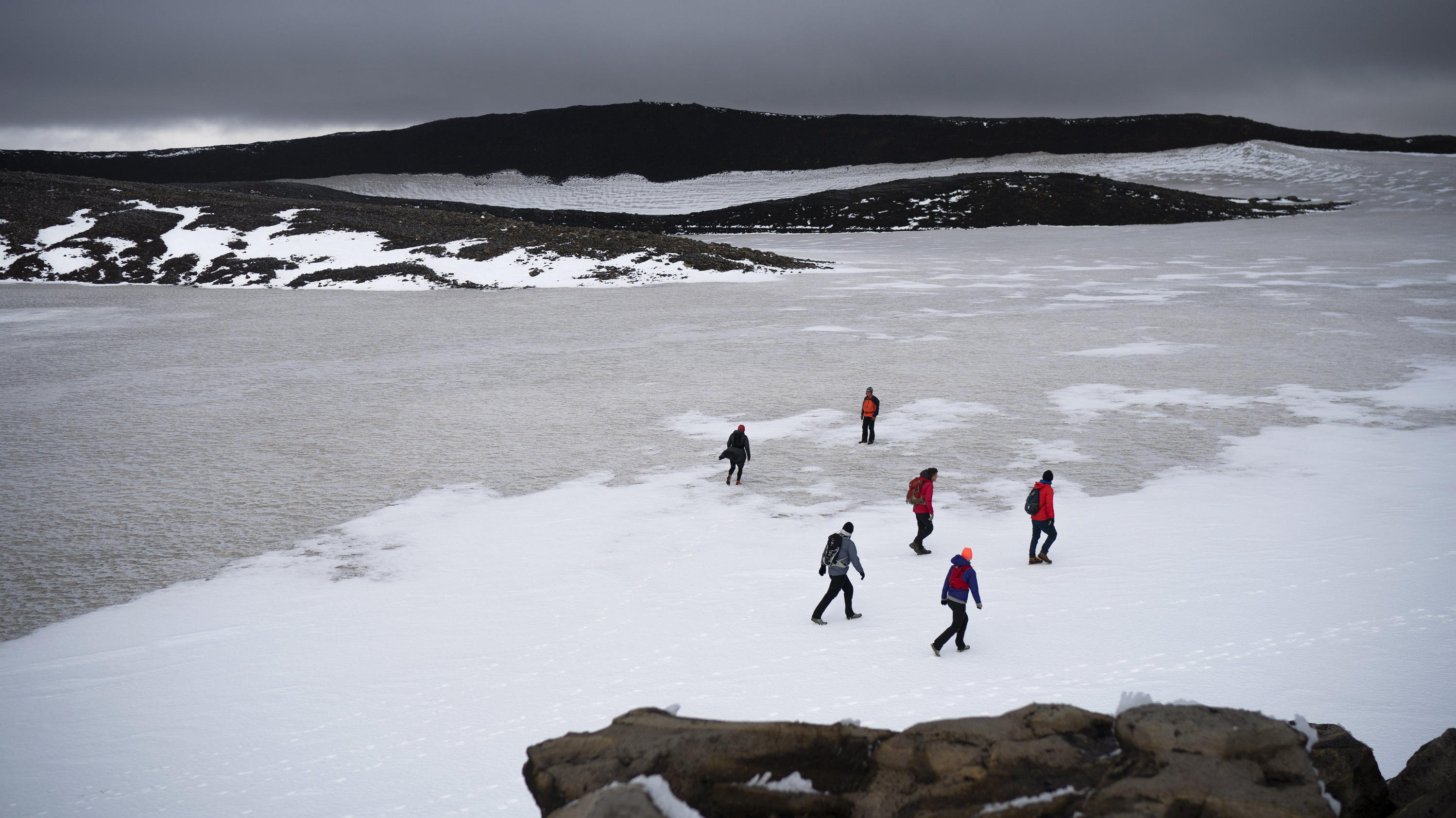 dpatopbilder - 18.08.2019, Island, Okjokull: Zahlreiche Menschen wandern über die Reste des Okjökull zu einer Gedenkveranstaltung für den vergangenen Gletscher. Etwa 100 Menschen sind auf den Gipfel des Vulkan gewandert um der Installation einer Gede