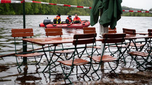 ARCHIV - 21.05.2019, Bayern, Straßlach: Feuerwehrmänner fahren mit einem Boot über den Deininger Weiher, der durch den starken Regen einen hohen Wasserstand hat und bereits einen Biergarten überflutet hat. (zu dpa «Studie: Klimawandel verschärft Hochwasserereignisse in Deutschland ») Foto: Sven Hoppe/dpa +++ dpa-Bildfunk +++