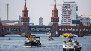 27.08.2019, Berlin: Zahlreiche Ausflugsboote fahren bei sommerlichem Wetter auf der Spree vor der Kulisse der Oberbaumbrücke. Foto: Monika Skolimowska/dpa-Zentralbild/dpa +++ dpa-Bildfunk +++