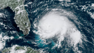 HANDOUT - 01.09.2019, ---: Dieses von der «National Oceanic and Atmospheric Administration» (NOAA) zur Verfügung gestellte Satellitenbild zeigt am 01.09.2019 um 17:00 Uhr UTC (19:00 MEZ) Hurrikan «Dorian» , der sich über offene Gewässer im Atlantik bewegt. Links oben ist die Halbinsel Florida, USA, zu sehen. Der Wirbelsturm «Dorian» ist zu einem Hurrikan der gefährlichsten Kategorie hochgestuft worden. (Wiederholung mit verändertem Bildausschnitt). Foto: GOES-16-Satellit/NOAA/dpa - ACHTUNG: Nur zur redaktionellen Verwendung und nur mit vollständiger Nennung des vorstehenden Credits +++ dpa-Bildfunk +++