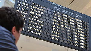 Ein Flugreisender schaut am Mttwoch Morgen (25.05.2011) im Bremer Flughafen zur Anzeigetafel. Zahlreiche Flüge wurden gestrichen. Weil die Asche des isländischen Vulkans Grímsvötn nun auch Deutschland erreicht hat, müssen viele Flieger im Norden am B
