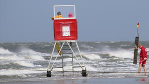 ARCHIV - 10.08.2019, Niedersachsen, Norderney: Rettungsschwimmer beobachten bei starkem Wind das Meer. In Niedersachsen sind in diesem Jahr bisher weniger Menschen ertrunken als 2018. Foto: Volker Bartels/dpa +++ dpa-Bildfunk +++