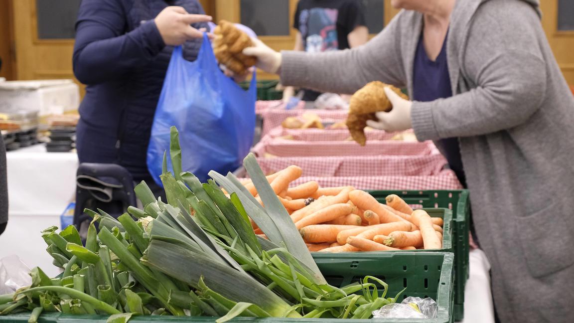 05.03.2019 Essen Tafel Essen . St Gertrud . Hier koennnen beduerftige Menschen Nahrung fuer einen Eur kaufen . Oft sind die Artikel abgelaufen weil es Spenden von Lebensmittelgeschaeften sind . *** 05 03 2019 Essen Tafel Essen St Gertrud Here needy p