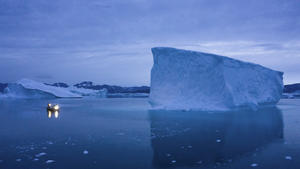 ARCHIV - 15.08.2019, Grönland, Kulusuk: Ein kleines Boot fährt an einem großen Eisberg in Ostgrönland vorbei. Mit der Erderwärmung dehnt sich das Meerwasser aus, die Eismassen schmelzen und der Meeresspiegel steigt. Den Einfluss von CO2 auf Meer und Eis beleuchtet ein neuer Report. (Zu dpa "Das Eis der Erde schmilzt · «ein gigantisches Experiment»") Foto: Felipe Dana/AP/dpa +++ dpa-Bildfunk +++